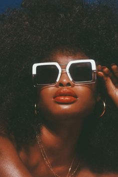 Sunglasses For Your Face Shape, V Model, 얼굴 드로잉, Eyewear Trends, Foto Poses, Wearing Glasses, Trending Sunglasses, Afro Art