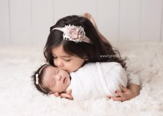 Big Sister Pictures, Sibling Photography Newborn, Newborn Photo Pose, Sibling Photo Shoots, Newborn Family Pictures, Newborn Sibling, Baby Boy Newborn Photography, Foto Newborn, Newborn Photo Shoot