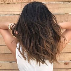 le balayage hair, c'est tendance ! voici comment le porter ! Fall Transition Hair Color Brunette, Subtle Balayage For Brown Hair, Hair Color Ideas For Brunettes Lowlights, Highlights At Bottom Of Hair, Bottom Colored Hair, Subtle Balayage Brunette Long Hair, Bottom Hair Color, Bottom Of Hair Dyed, Natural Bayalage Brunette