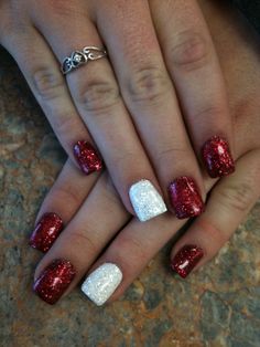 Christmas nails Christmas Shellac, Glitter Wallpaper Iphone, Nails Holiday, Unghie Sfumate, Christmas Nails Acrylic, Shellac Nails, Nails Simple, Xmas Nails