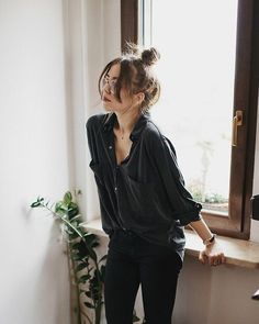 Casual Office Attire, Minimalist Moda, Urban Apparel, Black Silk Blouse, Chic Summer Outfits, Street Style Edgy, Looks Black, All Black Outfit, 가을 패션