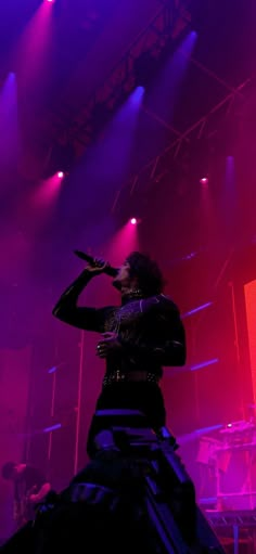 Oliver Sykes from Bring me the Horizon 2022 Oil Sykes Wallpaper, Bring Me The Horizon Oliver Sykes, Bring Me The Horizon Wallpapers Iphone, Oliver Sykes Wallpaper Aesthetic, Oli Sykes Aesthetic, Bmth Wallpaper Aesthetic, Bring Me The Horizon Aesthetic