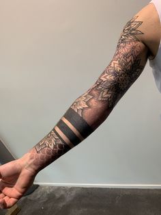 Side Hand Tattoos, Mangas Tattoo, Geometric Sleeve Tattoo, Octopus Tattoos, Hand Tattoos For Girls, Geometric Tattoos, Hand Tattoos For Women, Arm Band Tattoo