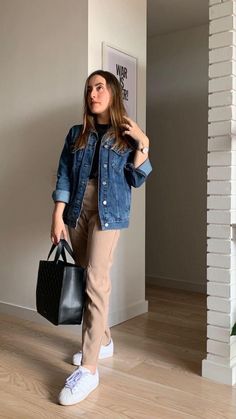 Eurotrip Outfits, Jean Beige, Outfits Con Jeans, Smart Casual Work Outfit, Luxury Photography, Beige Outfit, Casual Day Outfits, Classy Fashion