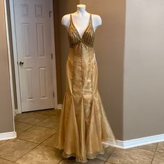 Brand Is “Xtreme Prom”, Size 8. Cream Sparkly Prom Dress, 20s Dresses Gatsby, 70s Dresses Formal, Gold Dress Long Classy, Gold Vintage Dress, Prom Dresses Gold, Gold Dresses Long, 70s Prom, Gold Satin Dress