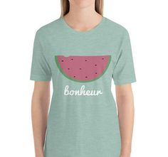 Mordez dans la vie et faites votre propre bonheur, avec ce t-shirt pastèque coloré qui... French Souvenirs, Polished Look, Combed Cotton, Make Your Own, Watermelon, Fabric Weights, Short Sleeves Tops