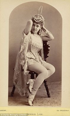 vintage vaudeville | vintage everyday Burlesque Vintage, Model Tattoo, Portrait Vintage, Exotic Dance, Photo Vintage, Old Fashion, Vintage Portraits, Cool Stuff