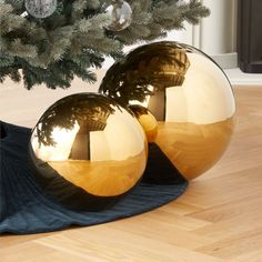 Seemingly plucked out of a Pop art installation, decorative champagne orb is a study in optical illusion. Crafted of stainless steel with a highly polished champagne finish, the sphere creates a brilliant kaleidoscopic reflection with its simple form. Styled alone or in multiples, the polished champagne orb is festive by the Christmas tree but a moment all year long. CB2 exclusive.     Stainless steel with polished champagne finish  Wipe with a soft cloth  Made in India Nix Champagne Gold Decora Iridescent Decor, Modern Halloween Decor, Christmas Dining Table Decor, Modern Christmas Ornaments, Green Tablecloth, Christmas Dining Table, Modern Halloween, Modern Christmas Decor, Decorative Spheres