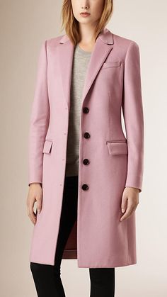 #Winter#WinterOutfits#Fashion2024#SeasonalFashion#WinterTrends#StyleTips#ColdWeatherOutfits#Skirts#Layering#MidiSkirtsIdeas#OutFitIdeas#WinterFashion#WinterOutfitsAesthetic#WinterOutfitsKorean#WinterOutfitsForWomen#ChristmasOutfit Dress Coat Outfit, Long Coat Outfit, Stylish Winter Coats, Coat Women Fashion, Tailored Coat, Traje Casual, Wardrobe Outfits, Pink Coat, Vestidos Vintage