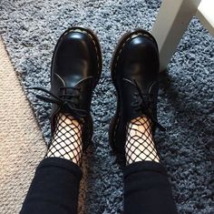 Martens Style, Doc Martens Outfit, Fashion Goals, Sunflower Wallpaper, Cooler Look, Aesthetic Shoes, Clothing Inspiration, Dream Shoes, Designer Boots