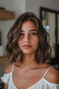 Brunette For Olive Skin, Italian Bob Hairstyle, Short Bob For Thick Wavy Hair, Summer Short Haircuts 2024, Bob Before And After, Wavy Hair Bob Haircut, Short Haircut Wavy Hair, Plus Size Bob Haircut, Brunette Bob Hairstyles