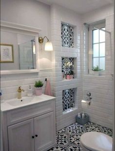 bathroom design ideas small Black And White Tile, Bilik Air, Small Bathroom Makeover, Bathroom Design Decor, Bathroom Remodel Designs, Bathroom Remodel Shower, Bathroom Inspiration Decor, Upstairs Bathrooms, Bathroom Layout