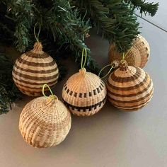 Christmas balls neutral colors Christmas Mediterranean Decor, Woven Reed Christmas Ornaments, Woven Christmas Ornaments, Earth Tone Christmas Decor, Earthy Christmas Tree, Pine Needle Crafts, Basket Weaving Diy, Basket Weaving Patterns, Christmas Angel Ornaments