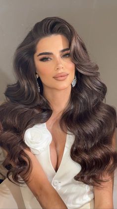 Volume Prom Hairstyles, Hollywood Glam Long Hair, Big Curly Prom Hair, 60s Hollywood Hair, Vintage Hollywood Hair Wedding, Hollywood Wavy Hair, Big Hair Wedding Hairstyles, Glamorous Waves Hair, Extra Long Bridal Hair