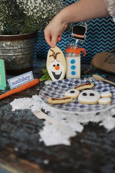 Disney's Frozen Party with So Many Cute Ideas via Kara's Party Ideas KarasPartyIdeas.com #FrozenParty #Frozen #Disney Disney Frozen Birthday Party Decorations, Snowman Birthday Cake, Themed Party Food Ideas, Olaf Cookies, Frozen Themed Party, Snow Party, Snowman Party