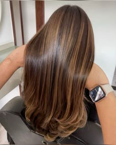 Brown Hair With Caramel Highlights, Rambut Brunette, Brown Hair Looks, Hair Color Caramel, Brunette Hair With Highlights, Gorgeous Hair Color, Caramel Hair, Caramel Highlights