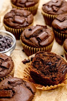 Many vegan double chocolate protein muffins are on brown parchment paper. One in the front is unwrapped and cut in half so you can see the texture. A small bowl of chocolate chips are next to the muffins. Vegan Protein Muffins, Chocolate Protein Muffins, Blueberry Protein Muffins, Vegan Greek Yogurt, Muffins Vegan, Protein Bread, Vegan Muffins, Dessert Vegan