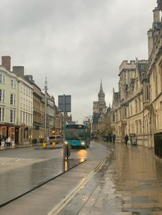 oxford , oxford city , oxford uni , rain , aesthetic , academia , oxford town Oxford University Classroom, Oxford Covered Market, Oxford Uk Aesthetic, University Life Aesthetic Uk, Oxford Architecture