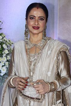 Rekha at Global Spa awards 2023 Olivia Palermo Makeup, Actress Images, Gold Chain Design, Beautiful Women Over 40, Chain Design, Olivia Palermo