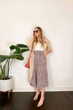 Four outfit ideas with a floral midi skirt. Michelle Tomczak Blog. Sezane Skirt, Midi Skirt Outfits Summer, Midi Skirt Casual, Neutral Fashion, Skirt Outfit