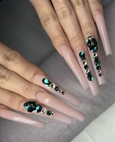 Nails Disigne, Dark Green Nail Designs, Nail Designs With Rhinestones, Dark Green Nail, Stone Nails, Long Red Nails, Green Nail Designs, Cute Nail Art Designs, Quince Ideas