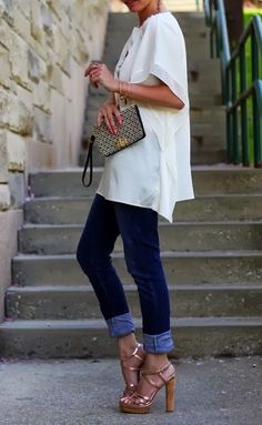 An oversized high-low top is great for transitioning from summer to fall. How to style: pair with jeans, comfy shoes or heels, and your favorite statement necklace. Abby Williams F A S H I O N White Summer Tops, Style Désinvolte Chic, Fall Transition Outfits, Transition Outfits, Mode Casual, Outfit Summer