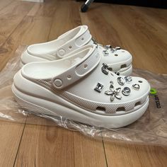 Nwt Crocs Classic Crush With Custom Charms Sz 7. Jibbitz Crocs Ideas White, Styling Crocs For Women, White Crocs Charms, White Crocs With Jibbitz, White Crocs With Charms, White Crocs Jibbitz Ideas, Outfit Ideas With Crocs, White Crocs Aesthetic, Crocs Crush Clog