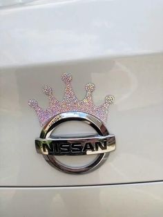 an emblem on the side of a car with a crown on it's head