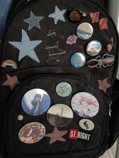 Pin For Backpack, Aesthetic Backpack Grunge, Decorated Backpack Aesthetic, Decorating Backpack, Backpack Decoration Ideas, Grunge Bags, Pins On Backpack, Diy Backpack Decoration