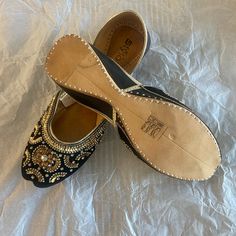 Indian/ Pakistani Traditional Shoes Pakistani Shoes, Academia Shoes, Traditional Shoes, Pakistani Traditional, Indian Shoes, Romantic Academia, Shoes Color, Flat Shoes Women, Loafer Flats