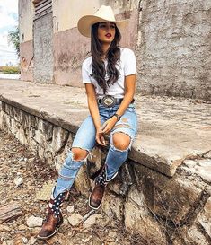 Dime el género del concierto y te diré qué look llevar Cowgirl Boots Outfit, Cute Cowgirl Outfits, Cute Country Outfits, Country Girls Outfits, Rodeo Outfits