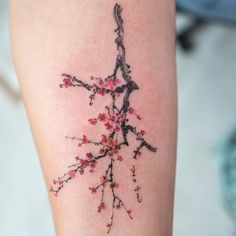 a woman's thigh with flowers on it