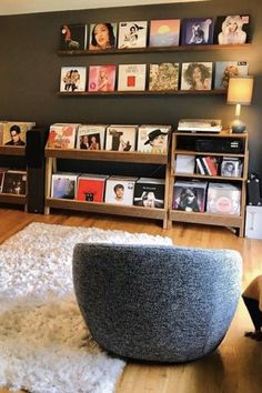 Où trouver un meuble pour ranger les vinyles Record Listening Room, Lp Storage Ideas, Vinyl Storage Ideas Records, Record Player Room Ideas, Listening Room Ideas, Lp Wall, Vinyl Record Room, Custom Record