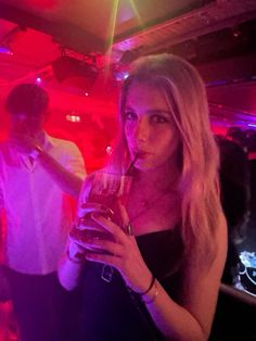 clubbing inspo aesthetic girl drink bar night life Megan Bloomfield, Bar Night, Drink Bar, Fake Acc, Brown Girl, Girl Party, Bar Drinks, Blonde Girl, Aesthetic Girl