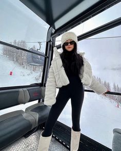 Snow Jackets Women Outfit, Fashion Snow Outfit, Canada Winter Outfits Aesthetic, Snow Day Fashion, Snow Women Outfits, Winter Outfits Japan Snow, Japan Snow Outfit, Winter Snow Fits, Snow Looks For Women