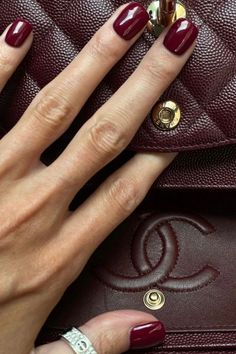 Classy Birthday Nails And Nail Ideas For An Elegant Lady Rich Autumn Aesthetic, Rich Red Aesthetic, Chanel Beauty Aesthetic, Red Nails Outfit, Fall Red Nails, Rich Nails, Kutek Disney, Nagel Tips, Smink Inspiration