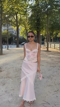 Carrie Bradshaw Wedding Guest, Sweet Feminine Outfits, Warm Weather Holiday Outfit, Eloise At The Plaza Outfit, Wedding Guest Vibes, Spring Outfits Floral, Coquette Inspo Outfit, Europe Going Out Outfits, Florida In February Outfits