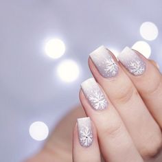 [Nail Art] weihnachtliches Nail Design mit essence Mehr Ombre Nail Art Designs, Ombre Acrylic Nails, Ombre Nail Designs, Nail Art Ombre, Snowflake Nails, Winter Nail Art, Winter Nail Designs, Trendy Nail Art, Beautiful Nail Designs