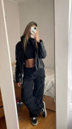 Milipilis Outfit Invierno, Milipilis Outfit, Everyday Style Casual, Diy Clothes Ideas, Wide Leg Denim Pants, Outfit College, Old Outfits, School Vibes, Grey Sweats