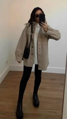 Fall fashion trends | fall ootd | outfit of the day | outfit Inspo | fall style | street style | black outfits | black mini skirt | fall boots | 2022 outfit trends | trendy outfits | outfit ideas | fall outfits | sweaters for fall Houseparty Outfits, Shacket Outfit, Nyc Outfits, Look Legging, Looks Chic