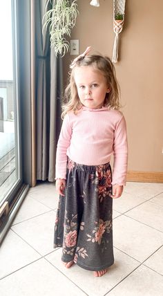 This sewing pattern is beginner friendly. It is so fast and easy!! The poppy pants are a high waisted wide leg pants designed to sit at the belly button. The pattern includes measurements to lower the waist, if you choose. There are 2 lengths and 2 finish options, as well as 2 waist (elastic and yoga waistband) options, and optional pockets. Sized from newborn to 16 This pattern is suitable for both knit and woven fabrics. It is especially lovely in our beautiful linen! This is a PDF downloadabl Girls Pants Sewing Pattern Free, Kids Flare Pants Patterns, Kids Pants Sewing Pattern, Elastic Waist Pants Pattern Kids, Kids Pants Pattern Free Treasurie, Kids Pants Pattern, Kids Clothes Diy, Beginner Sewing Patterns, Childrens Sewing Patterns