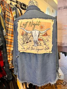 Chaque vêtement a une histoire... Cette chemise en jean chambray doux recyclée est unique en son genre avec le t-shirt Last Night We Let the Liquor Talk de Morgan Wallen coupé à la main et cousu à l'arrière. ourlet effiloché. J'adore trouver ces chemises très appréciées, puis l'histoire parfaite pour le dos. Quelle est votre histoire ? Je suis sélectif dans les pièces que je choisis. Cependant, ils sont tous recyclés et très appréciés, ils peuvent donc présenter un peu d'usure. Veuillez me poser Morgan Wallen Last Night, Loved Shirts, Chambray Denim Shirt, Morgan Wallen, Recycle Jeans, Upcycled Denim, I Choose, Denim Shirt, Piece Of Clothing