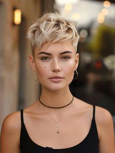 Cute and Easy Short Summer Hairstyles 2024 for Brunettes and Blondes Short Hair For Summer 2024, Short Hair For Summer, Hair For Summer, Medium Curly, Oval Face Hairstyles, Medium Curly Hair Styles, Short Curly Bob