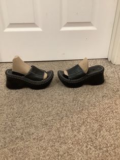 This nice pair of vintage 90s Xhilaration black wavy platfrom mules sandals comes to you in a Y2K style in a size 5-5.5. As you can see on heels gently worn n loved. There are a couple of scuffs on sides of shoes. Fairly minor. Cute boho platform sandals. 90s Sandals, Mules Sandals, Boho Sandals, Mule Sandals, Black Platform, Y2k Style, Platform Sandals, Women's Shoes Sandals, Vintage 90s