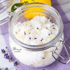 Lemon Coconut Sugar Scrub with lavender flowers. It’s easy to make. It’s pretty to look at. It helps make your skin soft & healthy. Cranberry Sugar Scrub, Dessert Lemon, Coconut Sugar Scrub, Mint Sugar Scrub, Coffee Sugar Scrub, Diy Sugar Scrub Recipe, Peppermint Sugar Scrubs, Coffee Face Scrub, Brown Sugar Scrub