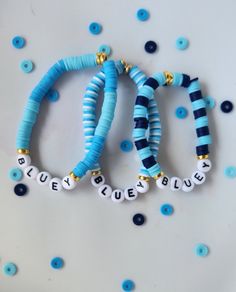 Who doesn't like bluey? These bluey bracelets are so cute. There Perfect for gifts for your kids and teens. There fun and blue of course. Bluey Bracelet Ideas, Bluey Bracelets, Kids Bracelets Diy, Bracelets Business, Angels Crafts, Lanyard Diy, Sea Beads, Kids Bead Bracelet, Clay Bead Ideas