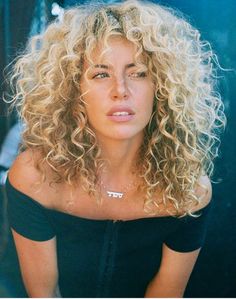 These are the kind of curls I have Ideas Haircut, Curly Bangs, Haircut Curly, Curly Hair Inspiration, Permed Hairstyles, Curly Hair Cuts, Short Curly Hair, Long Curly Hair