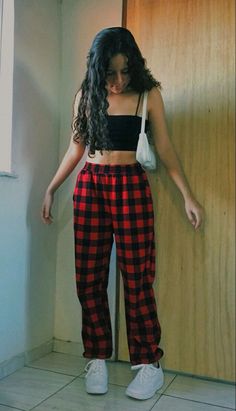 Red And Black Pants Pijama, Red And Black Plaid Pants, Red Flannel Pants Outfit, Red Comfy Outfit, Plaid Boxers Outfit Female, Flannel Pants Outfit, Pijama Pants Outfit, Red Pijama