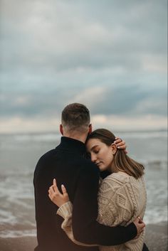 Couple standing in front of the beach. The girl is with eyes closed Alternative Couple, Couples Beach Photography, Shooting Couple, Pre Wedding Photoshoot Outdoor, Photographie Portrait Inspiration, Couple Picture Poses, Engagement Photo Poses, Couple Photoshoot Poses, Photo Poses For Couples