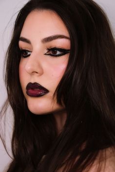 Black Cherry Lipstick Makeup, Black Liner Red Lips, Fall Goth Makeup, Black Cherry Makeup, Black Ombre Lips, Black Lipstick Looks, Makeup Black Lipstick, Vampy Lips Makeup, Eyeliner Cat Eye